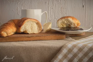 rustykalne śniadanie powidła i rogalik