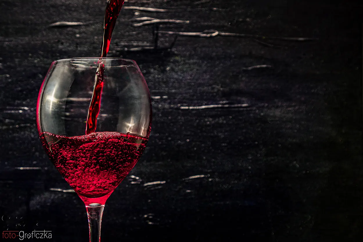 kieliszek wina na tle czarnym