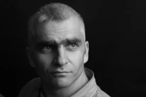 Monochromatyczny portret mężczyzny