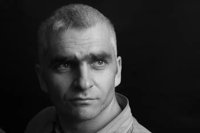 Monochromatyczny portret mężczyzny