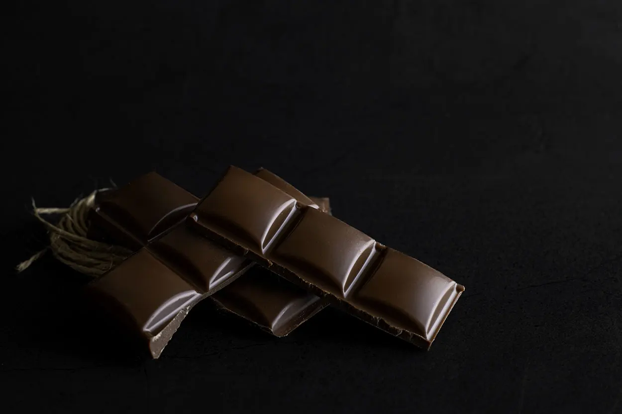 kawałki czekolady na czarnym tle