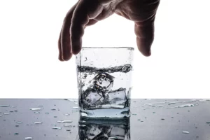 dłoń chwytająca szklankę